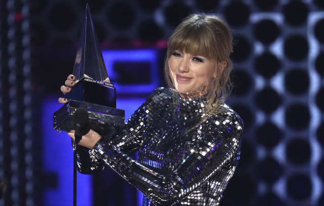 Тейлор Свифт стала исполнителем года на American Music Awards