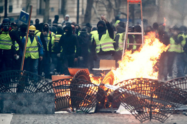 Бензиновые протесты обвалили экономику Франции