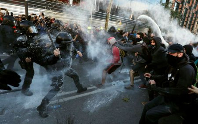 Мадрид угрожает отправить национальную полицию в Каталонию после протестов