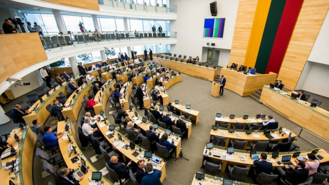 Парламент Литвы призвал к новым санкциям против РФ и отключению от SWIFT