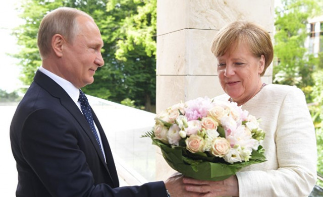 Пиво и цветы: Меркель и Путин закладывают основы оттепели в отношениях
