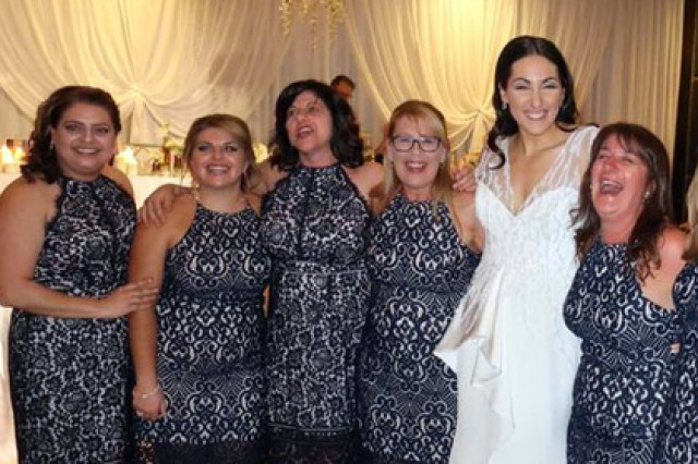 Шесть девушек случайно пришли на свадьбу в одинаковых платьях