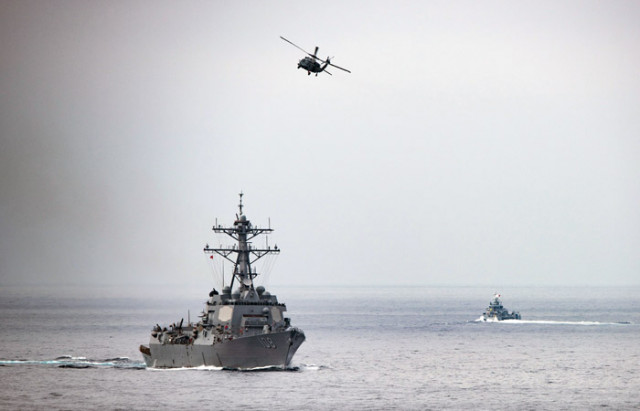 Вертолет ВМС США упал на палубу авианосца в Филиппинском море