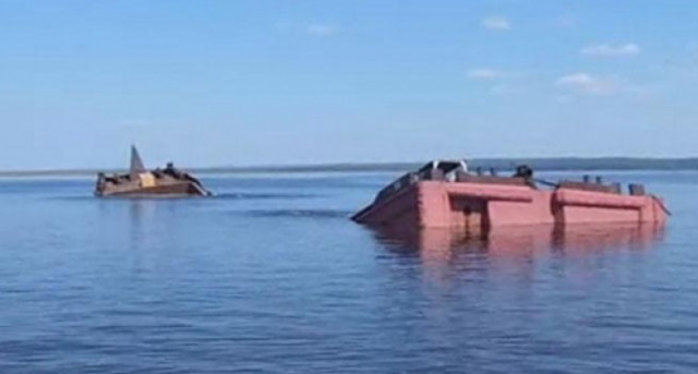 В Азовском море затонула баржа с российским зерном