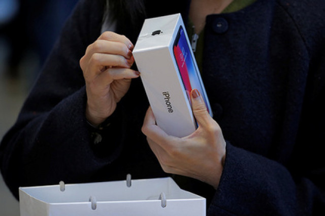 Apple вернет в продажу iPhone X
