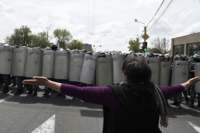 Оппозиционеры в Армении перекрыли дорогу на границе с Грузией
