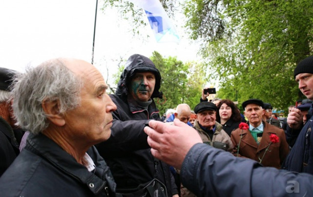 Первомай в Харькове: участников шествия облили зеленкой