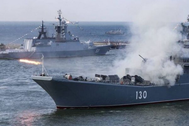Путин пустил в ход боевой флот и авиацию, НАТО наготове: что происходит