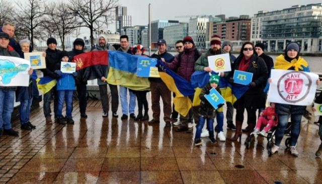 Ukrainians in Ireland hold flash mob against Russia's occupation of Crimea