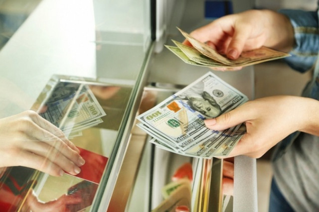 Украинцы в мае 2020 года увеличили продажу валюты на 15,4%