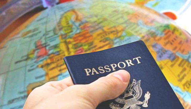 Зеленский предлагает отменять визы для туристов