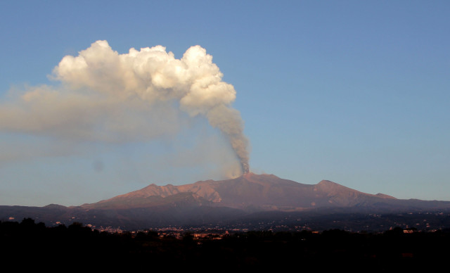 В Италии началось извержение вулкана. Есть погибшие 

