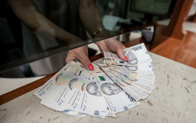 Минимальная зарплата в Украине  в долларовом эквиваленте  обгоняет Россию и Беларусь