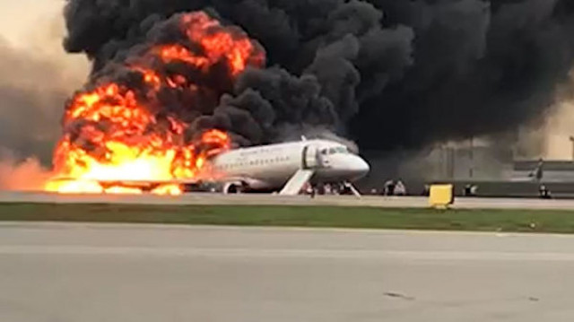 В аэропорте «Шереметьево» горит самолет (видео)