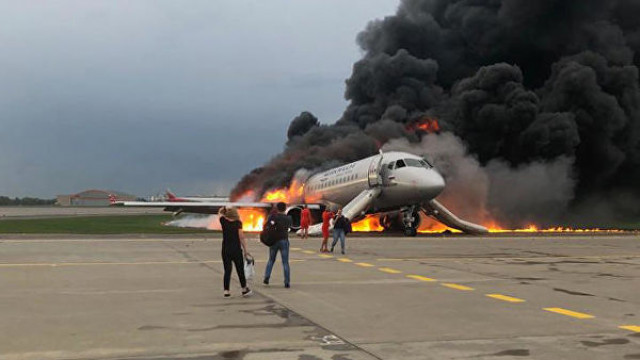 13 человек погибли при посадке самолета в Шереметьево 