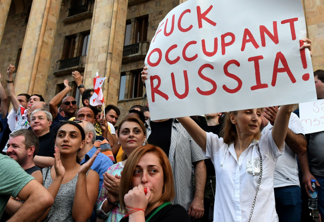 В Тбилиси перед парламентом организовали рок-концерт против российской оккупации