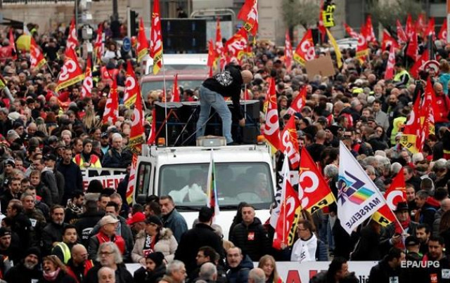 Во Франции протесты против пенсионной реформы. Транспорт не работает