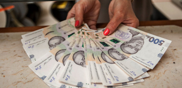 Минимальная зарплата в Украине впервые обогнала “минималку” в РФ