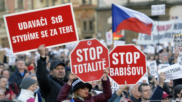 Тысячи людей вышли на антиправительственные протесты в Чехии