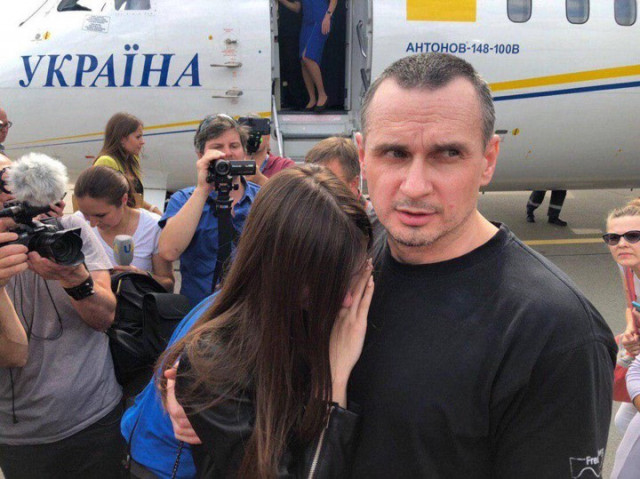 Слезы и радость. Трогательные фото со встречи освобожденных украинцев (ФОТО)