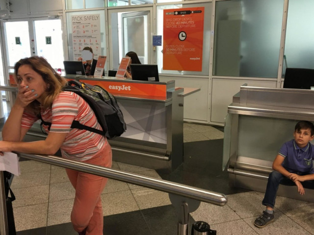 МАУ в центре скандала: семью с билетами не пустили на борт самолета