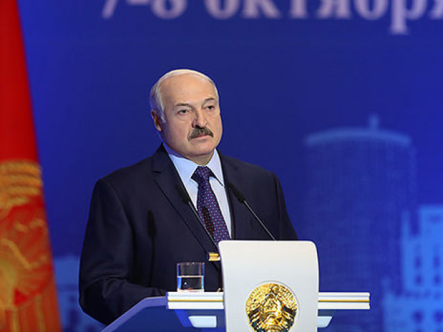 Лукашенко: Зеленского оставили один на один с проблемами на Донбассе