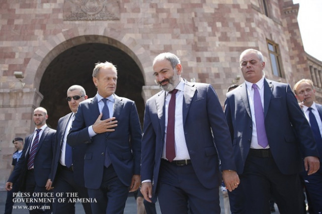 «Я чувствую себя как дома»: Дональд Туск прибыл в Ереван