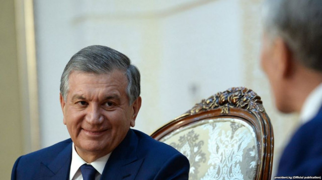 От узбекских артистов потребовали прекратить петь оды президенту