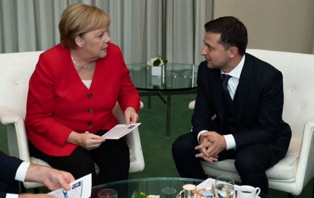 Зеленский поговорил с Меркель о Донбассе
