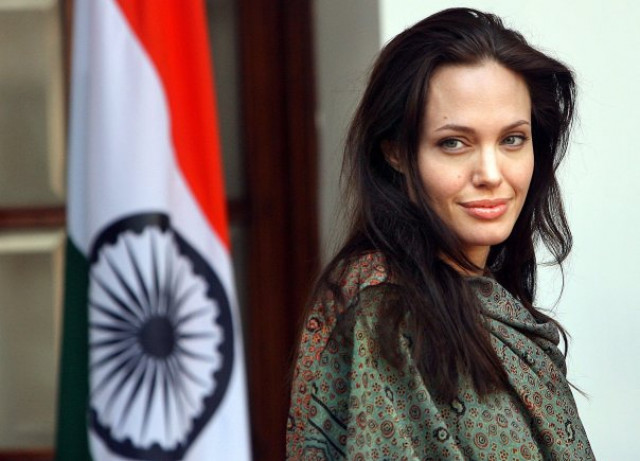 Голливудская актриса Анджелина Джоли посетила в Лондоне мюзикл, который называется 