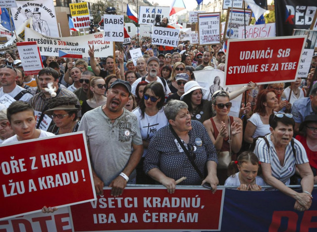 Тысячи чехов вышли на улицы за отставку премьера и министра юстиции