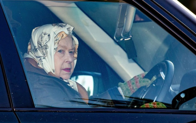 В свои 93 года королева села за руль машины и выглядит недовольной

