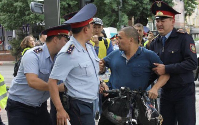 В Казахстане задержали почти тысячу активистов