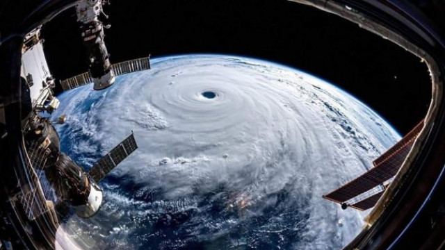 Тайфун в Японии: Небо стало фиолетовым (ФОТО)