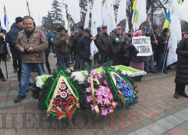 Гроб под Радой, Тимошенко в оппозиции и уговоры Зеленского - подробности о принятии скандального закона