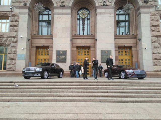 У входа в столичную мэрию поставили два новых Bentley