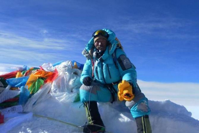 Непалец установил мировой рекорд по восхождениям на Эверест