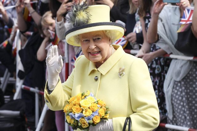 СМИ рассказали, что хранит в своей сумочке королева  Елизавета II
