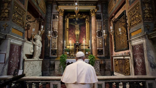 Папа Римский покинул Ватикан и гуляет по пустым улицам
