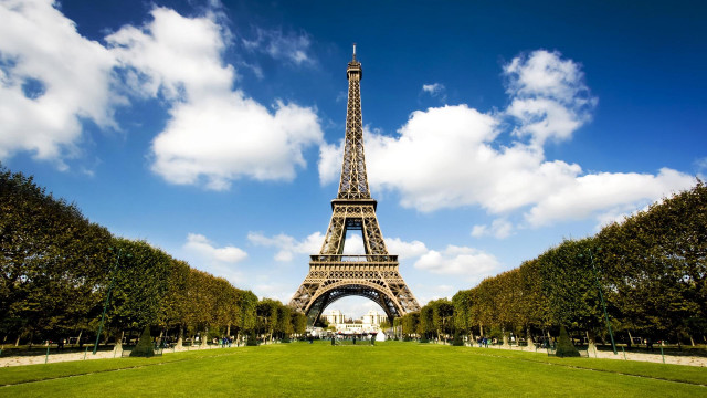 Парижская Эйфелева башня отметила свое 130-летие