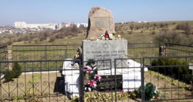 Неизвестные осквернили памятник жертвам Холокоста и оставили записку с угрозами Зеленскому (ФОТО)