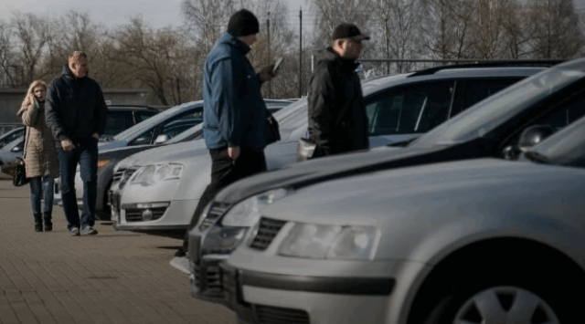 Українцям почали безкоштовно роздавати евробляхи: кому дістануться машини