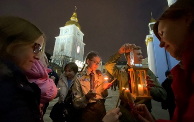 В Украину привезли Вифлеемский огонь мира (ФОТО)