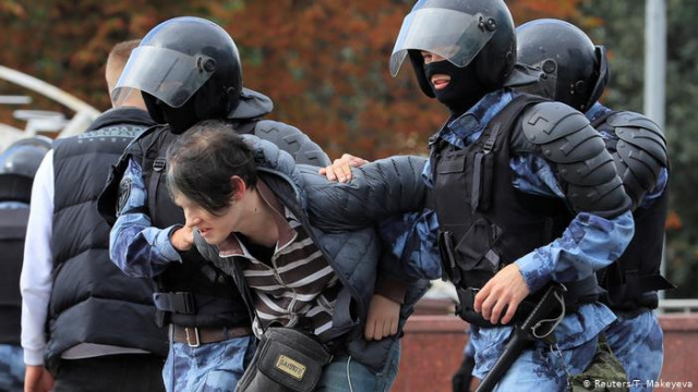 На акции в Москве начались задержания