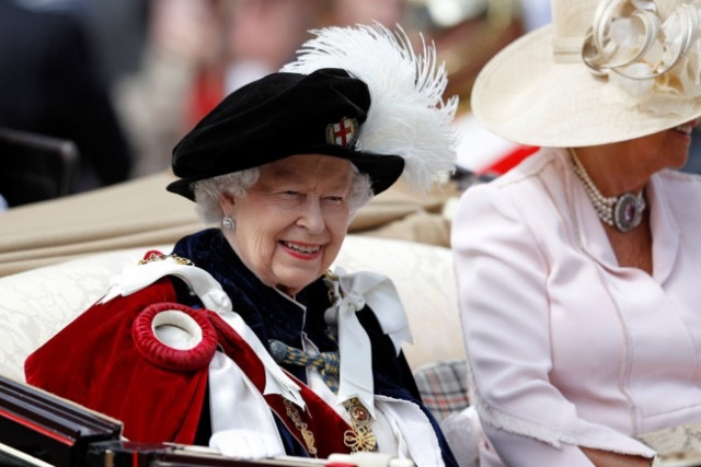 Елизавета II впервые надела королевское платье со шлейфом
