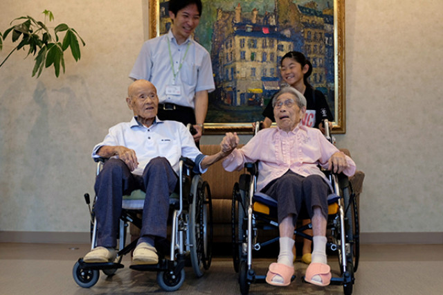 В Японии умер старейший в мире супруг