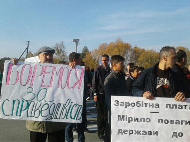 В Житомирской области учителя перекрыли международную трассу