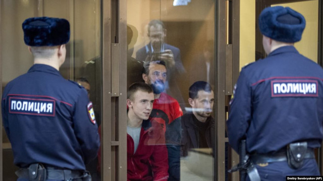 Москва: суд оставил под стражей семерых захваченных украинских моряков