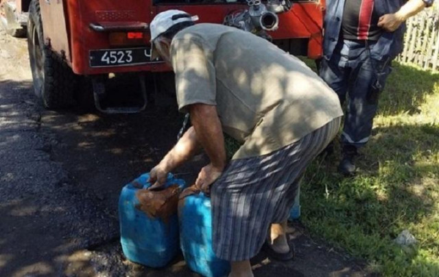 Жителям Луганской области спасатели подвозят воду