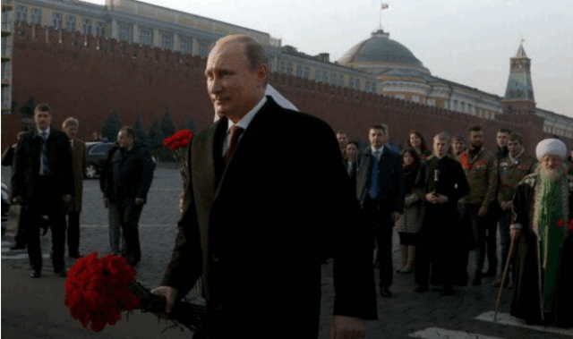 Наряд силовиков успокаивал жену Путина на Красной площади